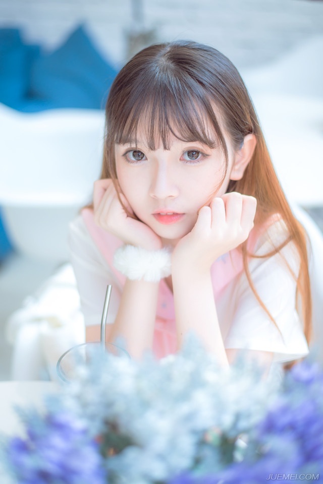 大乔和小乔走出书房，派人去通知贾诩之后，大乔才松了口气，有些嗔怪的看了妹妹一眼，没好气的道：“现在好了？惹夫君生气了。”